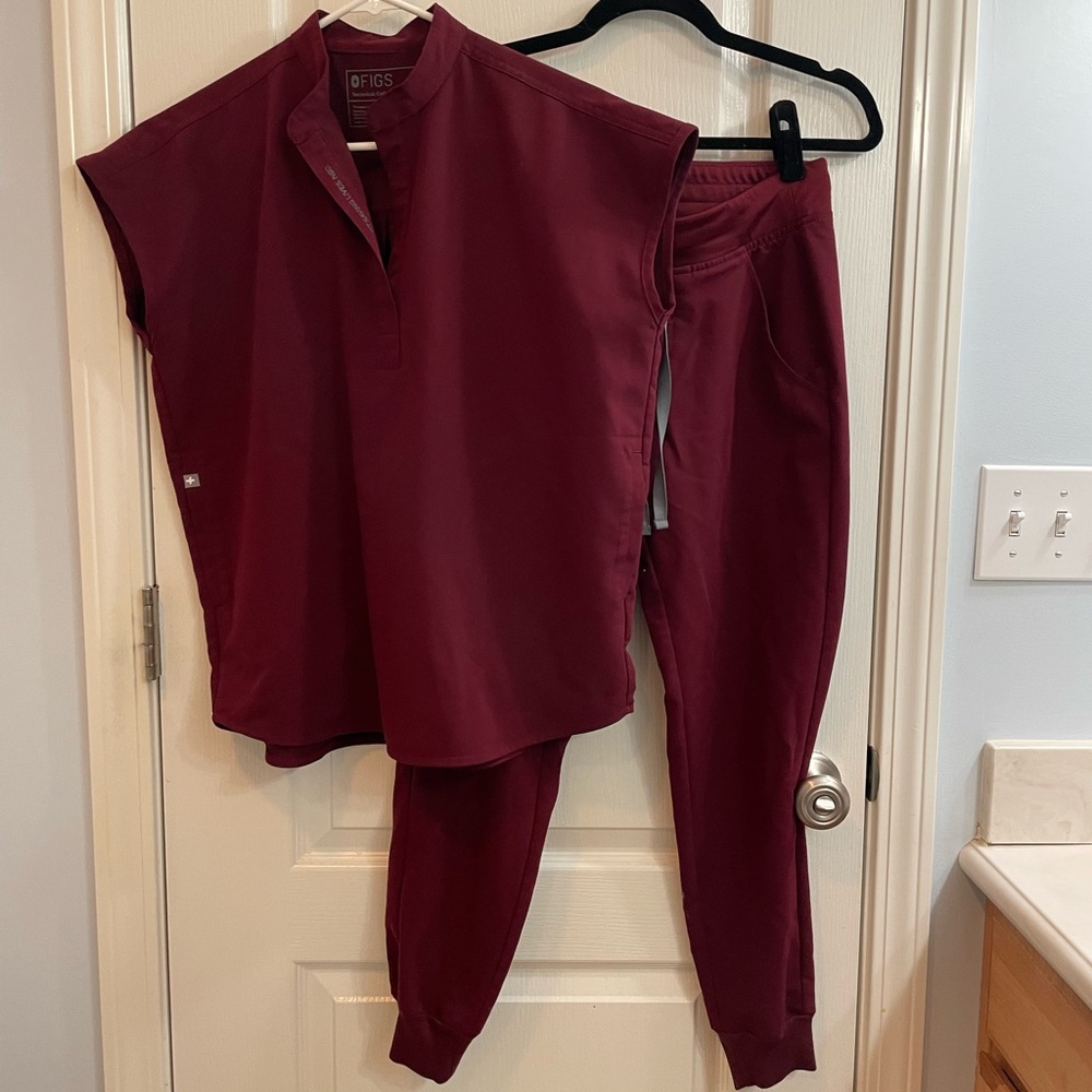 FIGS scrubs X-Small Rafeala top/ Xs-petite Zamora joggers
